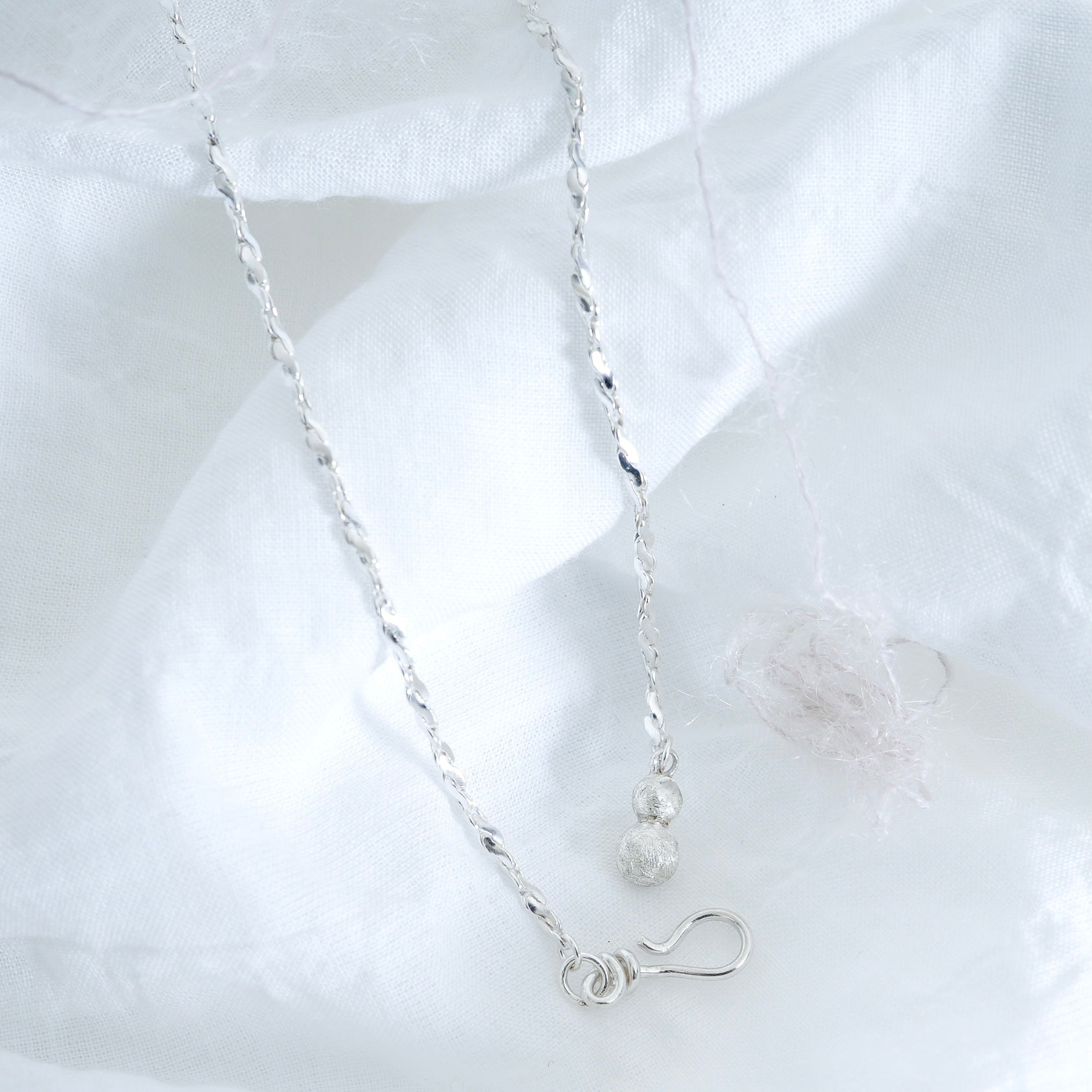 TWISTED THREAD NECKLACE