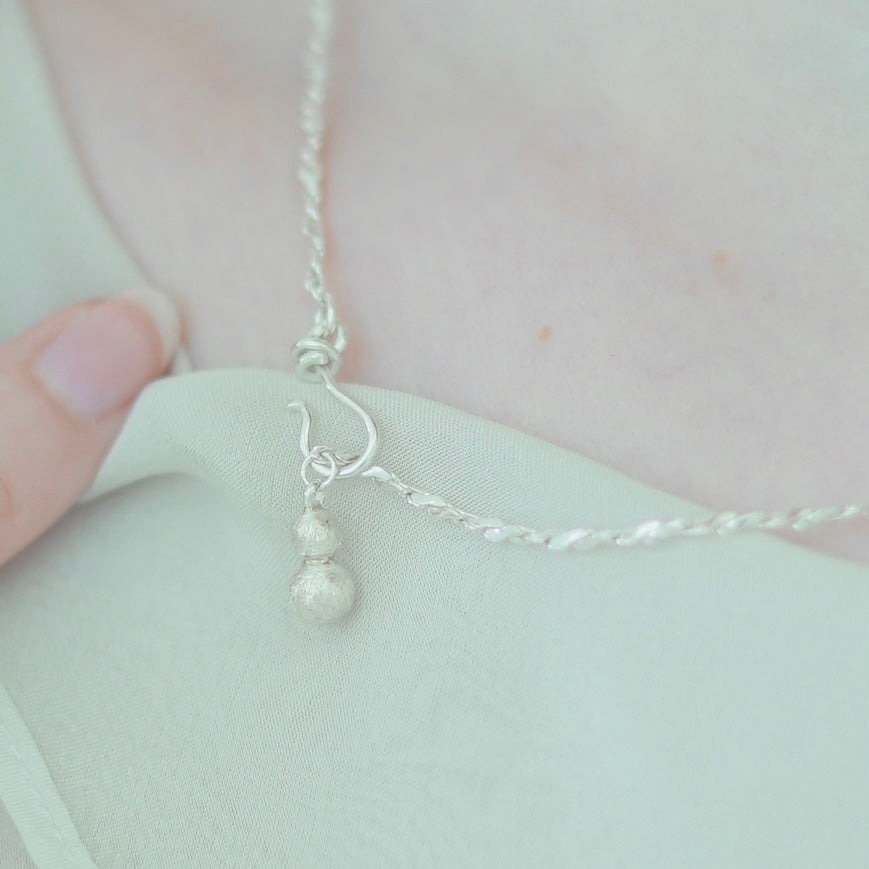 TWISTED THREAD NECKLACE