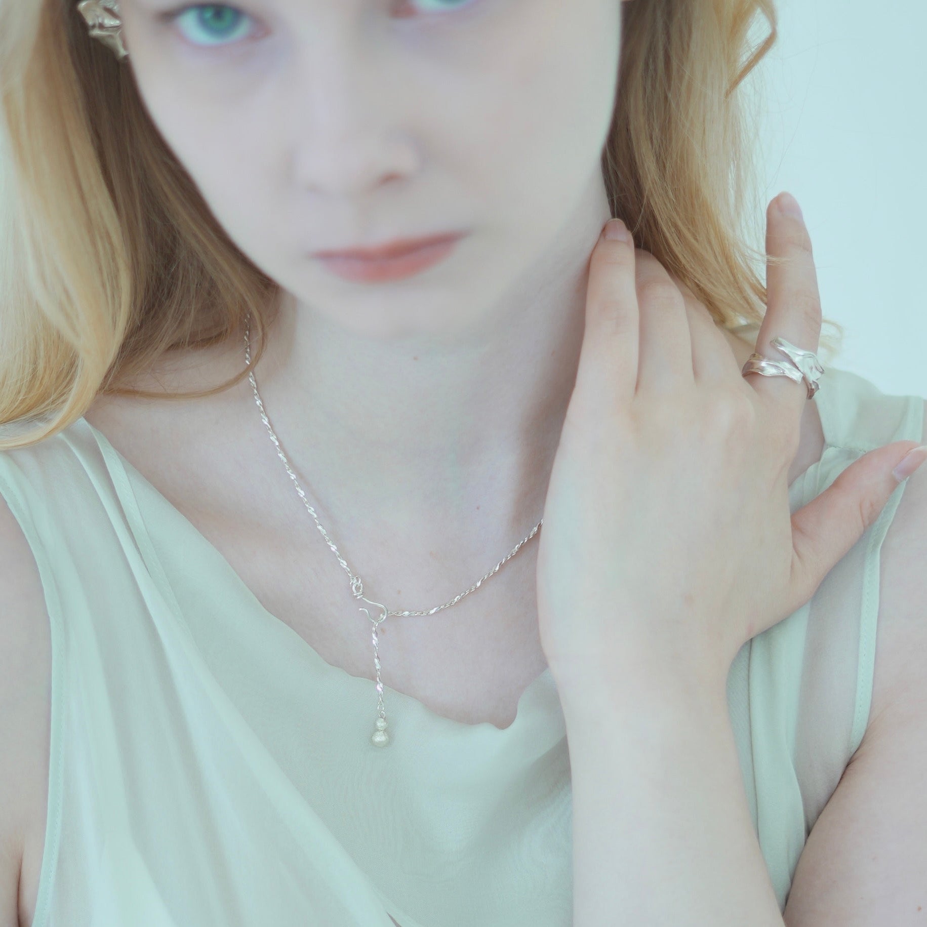 TWISTED THREAD NECKLACE