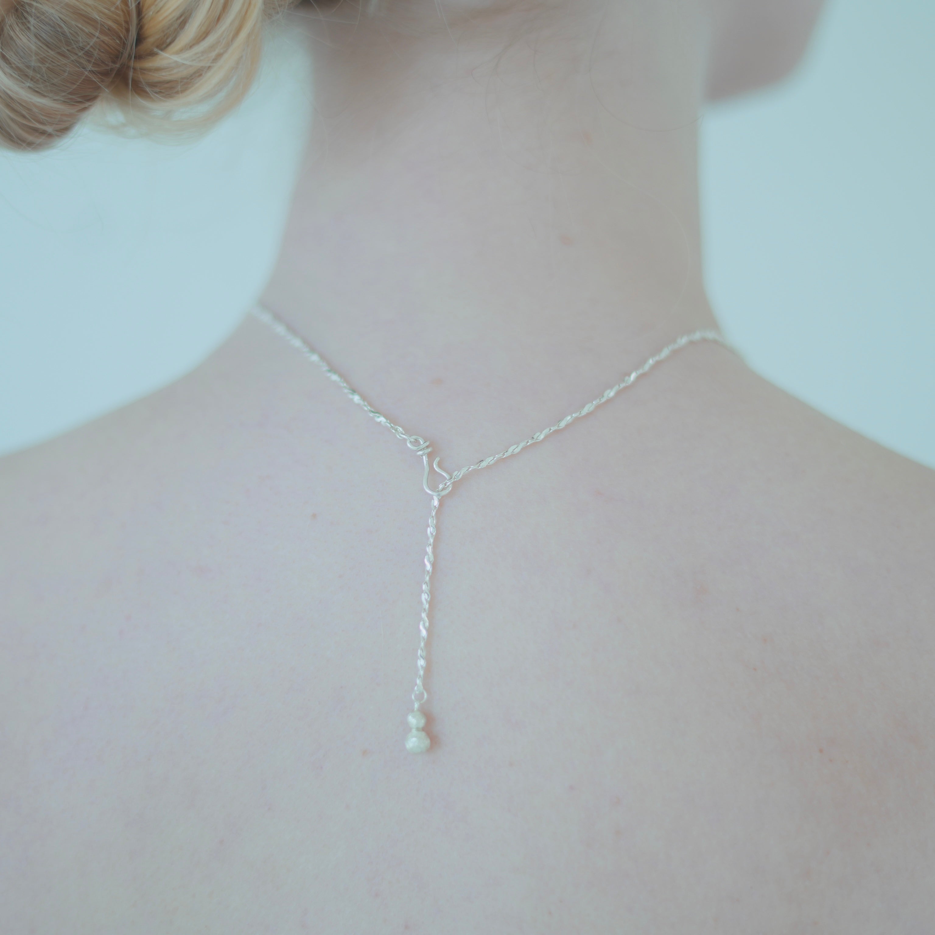 TWISTED THREAD NECKLACE