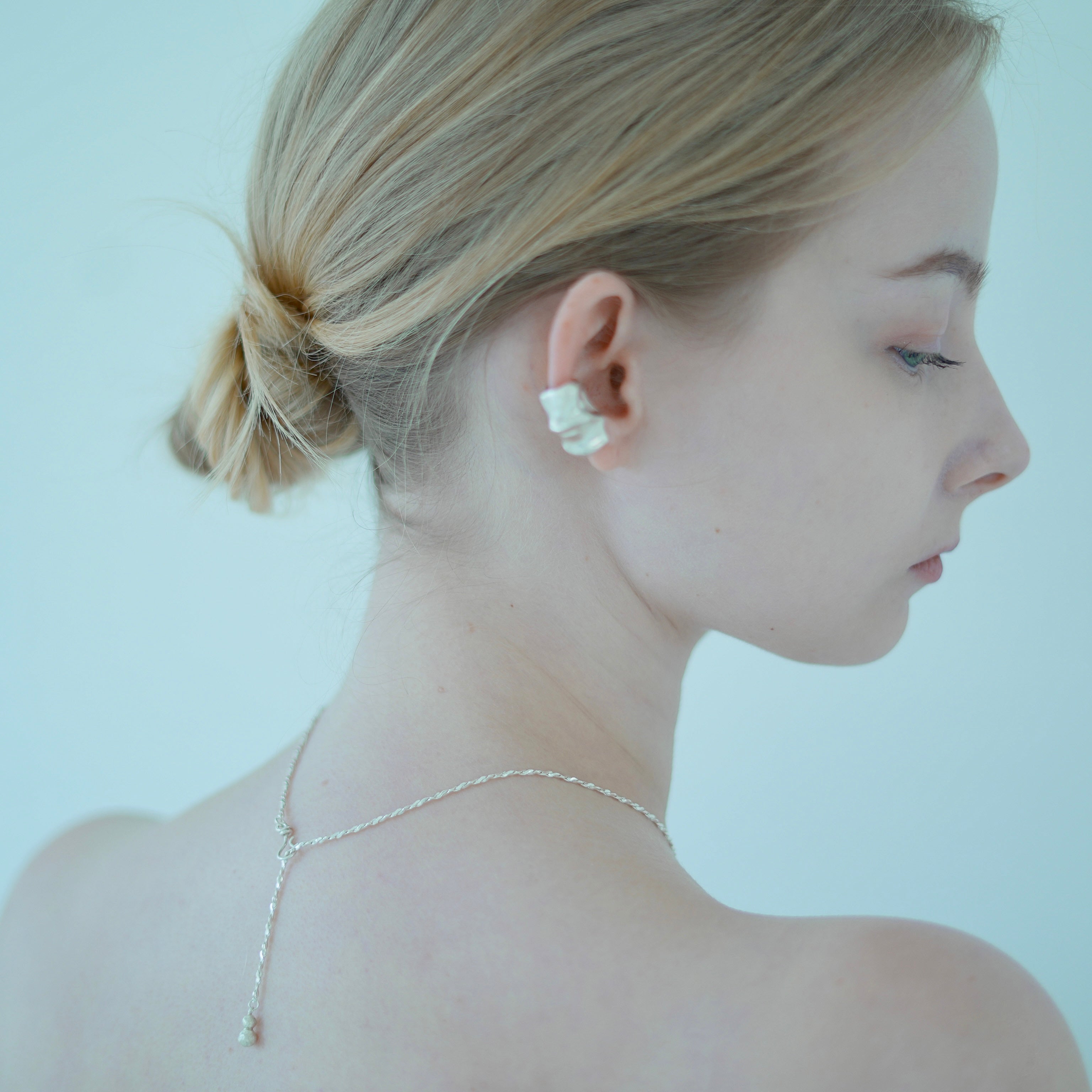 TWISTED THREAD NECKLACE